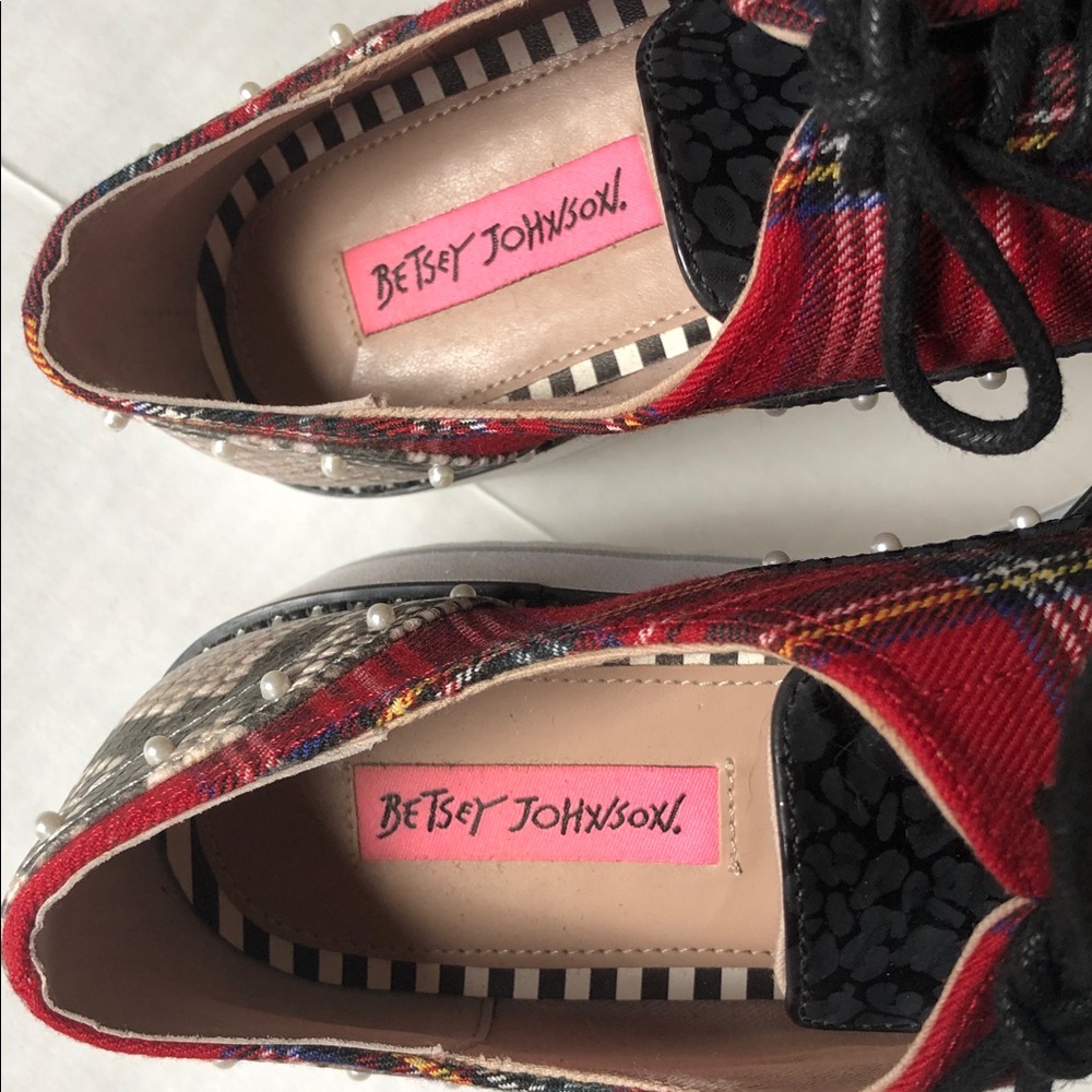 Betsey Johnson Whimsical Red Plaid Animal Print Pearl Sneakers Size 8.5 - Picture 4 of 10